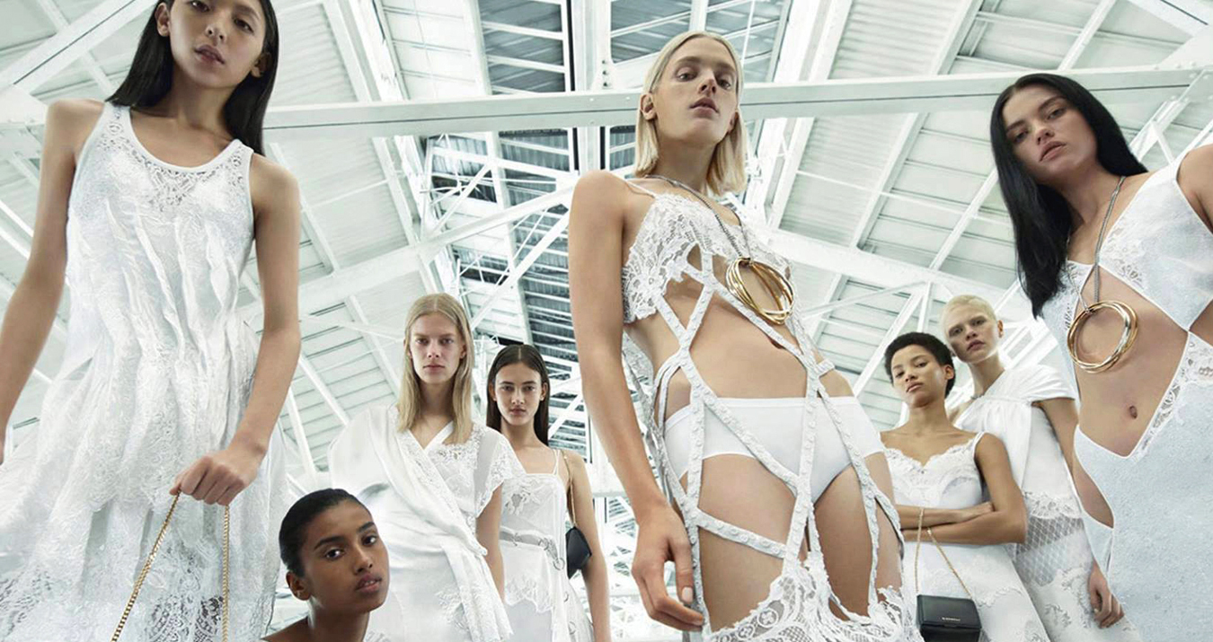 Leila Goldkuhl (center)